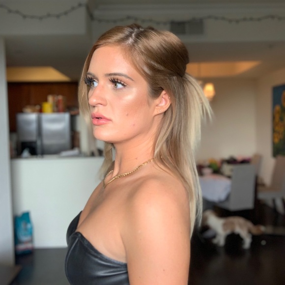 Meet your Posher, Jodi. Follow for Follow on Insta - Picture 2 of 8